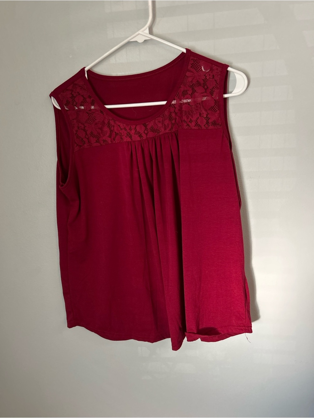 Sleeveless Lace Yoke Tank Top - Wine